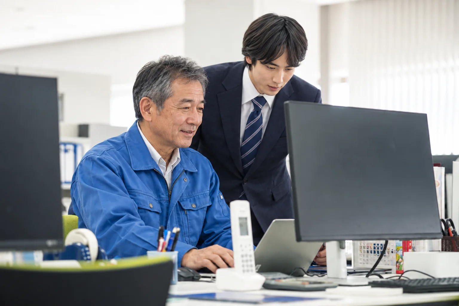 パソコンの使い方を一緒に確認するスタッフ