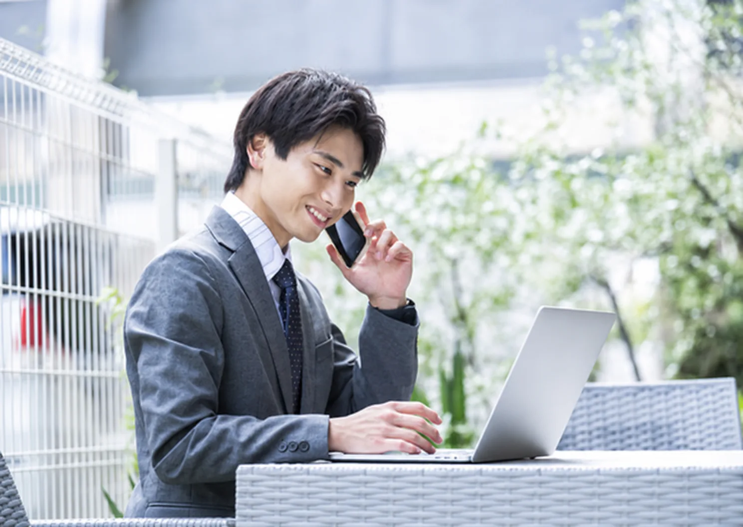 電話で相談に応えるスタッフ